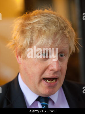 Der Bürgermeister von London, Boris Johnson, besucht das Kaffine Café im Zentrum von London, um einen neuen Tarif für den Londoner Living Wage anzukündigen. Stockfoto