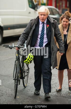 Der Bürgermeister von London, Boris Johnson, kommt zu einem Besuch im Kaffine Café im Zentrum von London, um einen neuen Tarif für den London Living Wage bekannt zu geben. Stockfoto