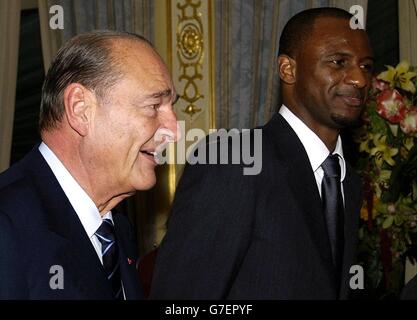 Der französische Präsident Jacques Chirac verließ die Seite des französischen Fußballmannschaftskapitäns Patrick Vieira und des Arsenal-Fußballteams. Stockfoto