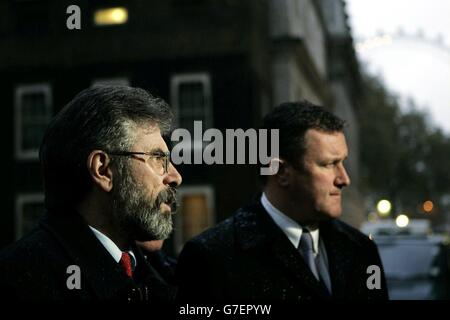 Gerry Adams aus Sinn Fein bei seinem Besuch in der Downing Street 10. Adams und andere Mitglieder von Sinn Feinn besuchten Tony Blair, um ihre Bedenken über einige Aspekte des Vorschlags der britischen und irischen Regierung zur Wiederbelebung der Dezentralisierung und zur Sicherung der Abrüstung der IRA zu äußern. Stockfoto