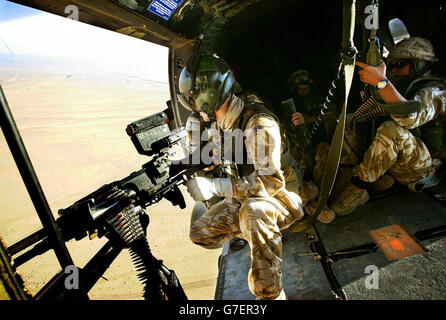 Schwarze Uhr fliegen in einem Helikopter - Bagdad Stockfoto