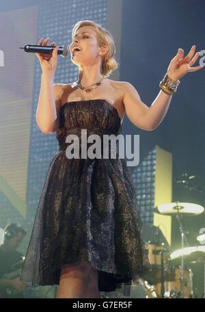 Sängerin Natasha Bedingfield spielt live auf der Bühne während der Smash Hits T4 Poll Winners Party 2004 in der Wembley Arena im Norden Londons. Stockfoto