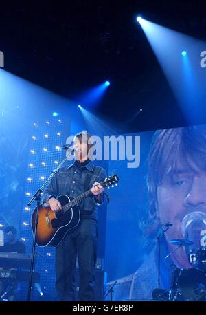 Sänger Brian McFadden tritt live auf der Bühne während der Smash Hits T4 Poll Winners Party 2004 in der Wembley Arena im Norden Londons auf. Stockfoto