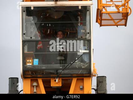 Der Kranführer John Maguire in seinem Fahrerhaus auf dem Central Tower am Beamer Rock in The Forth, Schottland, während die Arbeiten an der Queensferry Crossing, die 2016 fertiggestellt werden soll und 207 Meter hoch werden soll, fortgesetzt werden. Stockfoto