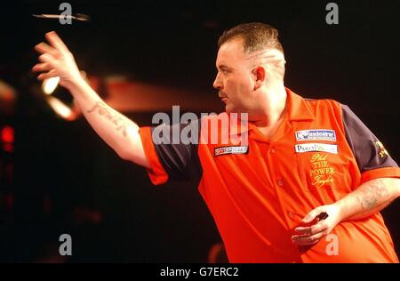 Phil 'The Power' Taylor startet seinen DART während des Kopf-an-Kopf-Showdowns gegen Andy Fordham im Circus Tavern, Purfleet. Fordham hat den Nachteil, mit einem gebrochenen Handgelenk zu spielen. Stockfoto