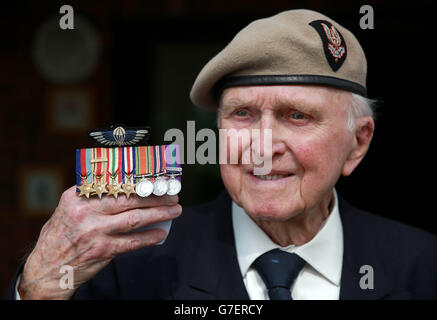 Colonel Edward Toms, ein 93-jähriger SAS- und SOE-Veteran aus Hythe in Kent aus dem Zweiten Weltkrieg, zeigt seine Medaillen zu Hause, bevor er im Vorfeld des diesjährigen Remembrance Day &ETH nach Burgund in Frankreich reist. Das ist die 95. Gedenkfeier seit ihrer Gründung im Jahr 1919. Stockfoto