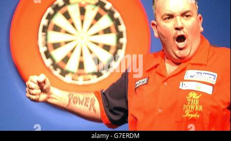 Phil 'The Power' Taylor feiert den Sieg gegen Andy Fordham im Circus Tavern, Purfleet. Stockfoto