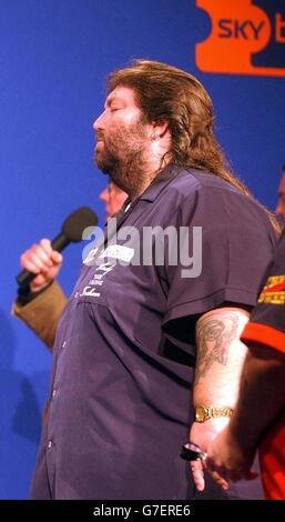 Andy Fordham beim Showdown gegen Phil Taylor in der Circus Tavern in Purfleet, Essex. Fordham zog sich später aus dem Match zurück und litt unter Hitzeerschöpfung. Stockfoto