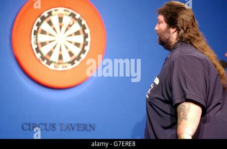 Andy Fordham beim Showdown gegen Phil Taylor in der Circus Tavern in Purfleet, Essex. Fordham zog sich später aus dem Match zurück und litt unter Hitzeerschöpfung. Stockfoto