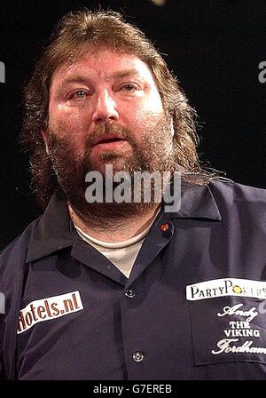 Andy Fordham beim Showdown gegen Phil Taylor in der Circus Tavern in Purfleet, Essex. Fordham zog sich später aus dem Match zurück und litt unter Hitzeerschöpfung. Stockfoto