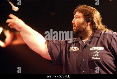 Andy Fordham beim Showdown gegen Phil Taylor in der Circus Tavern in Purfleet, Essex. Fordham zog sich später aus dem Match zurück und litt unter Hitzeerschöpfung. Stockfoto