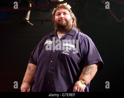 Andy Fordham beim Showdown gegen Phil Taylor in der Circus Tavern in Purfleet, Essex. Fordham zog sich später aus dem Match zurück und litt unter Hitzeerschöpfung. Stockfoto