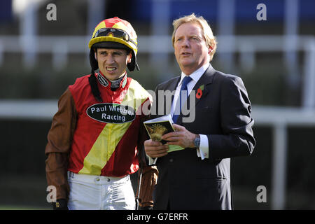 Jockey Paddy Brennan (links) mit Trainer Paul Webber vor Die His Ritt auf Rhapando im Gardiner & Theobald Handicap-Hürde Für Anfänger Stockfoto