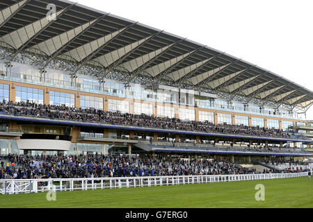 Pferderennen - United House Group Raceday - Ascot Racecourse. Ein Überblick über die Tribüne auf der Rennbahn Ascot Stockfoto