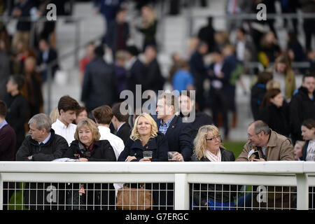 Pferderennen - United House Group Raceday - Ascot Racecourse. Rennfahrer genießen die Atmosphäre auf der Ascot Racecourse Stockfoto