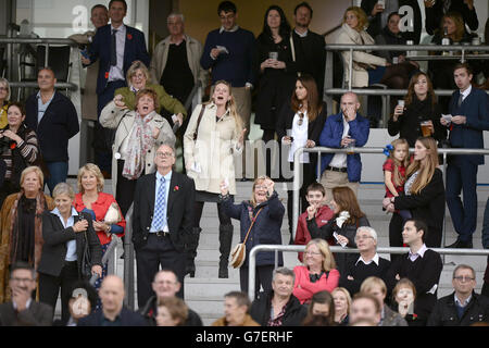 Pferderennen - United House Group Raceday - Ascot Racecourse. Rennfahrer genießen die Atmosphäre auf der Ascot Racecourse Stockfoto