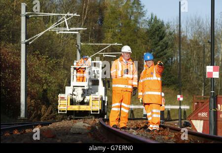 Verkehrsminister Keith Brown (rechts) und EGIP-Programmdirektor Rodger fragen sich (links) bei einem Besuch in einem Babcock-Trainingsstützpunkt in Blantyre, Schottland, während Network Rail die Vergabe von Aufträgen für die £250-Millionen-Elektrifizierung der Hauptstrecke Edinburgh-Glasgow ankündigt. Stockfoto