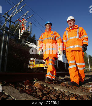 Verkehrsminister Keith Brown (links) und EGIP-Programmdirektor Rodger fragen sich (rechts) bei einem Besuch in einem Babcock-Trainingsstützpunkt in Blantyre, Schottland, während Network Rail die Vergabe von Aufträgen für die &pound;250 Millionen Elektrifizierung der Edinburgh-Glasgow-Hauptstrecke ankündigt. Stockfoto