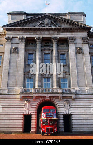 Gebäude und Wahrzeichen - Routemaster Bus im Buckingham Palace - London Stockfoto