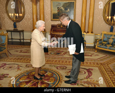 Königin Elizabeth II. Schüttelt sich bei einer privaten Audienz, bei der er ihrer Majestät seine Beglaubigungsschreiben überreichte, die Hände mit seiner Exzellenz Dr. Peter Ammon, dem Botschafter Deutschlands, im Buckingham Palace im Zentrum von London. Stockfoto