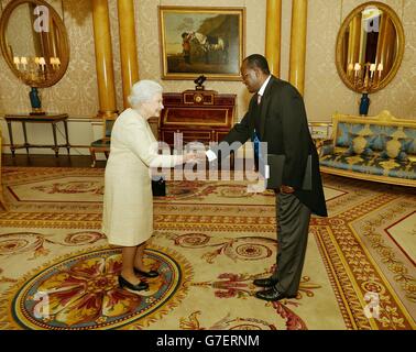 Königin Elizabeth II. Schüttelt während einer privaten Audienz, bei der er ihrer Majestät im Buckingham Palace im Zentrum von London sein Beglaubigungsschreiben überreichte, seine Exzellenz Deo Sindayiheburas, den Botschafter von Burundi, die Hände. Stockfoto