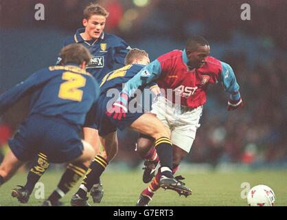 Fußball ... Carling Premier League ... Aston Villa / Wimbledon. Chris Perry, Wimbledon (links) greift Dwight Yorke von Aston Villa an Stockfoto