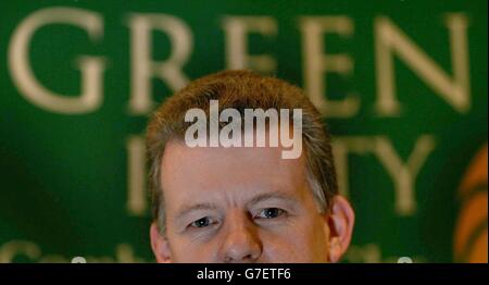 Der Vorsitzende der Grünen Partei, Trevor Sargent, TD, im Buswells Hotel, Dublin, beim Start der Europäischen Parteikonferenz der Grünen Parteien. Über 200 Delegierte aus acrss Europe sind am Wochenende in Dublin, um gemeinsame europaweite Kampagnen zu diskutieren und die vorgeschlagene neue EU-Verfassung zu diskutieren. Stockfoto