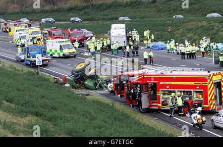 Der Eindeckerbus kollidierte mit dem landwirtschaftlichen Fahrzeug auf dem nordwärts gelegenen Abschnitt der A34 in der Nähe der Tothill-Dienste an der Grenze zwischen Hampshire und Berkshire, kurz nach 11:00 Uhr an diesem Morgen. Eine Hampshire Polizei Sprecherin sagte, dass die beiden Fahrzeuge dann in die südliche Fahrbahn der Kofferstraße zerschlagen. Sechs Menschen wurden verletzt, als ein Reisebus mit Rentnern mit einem Traktor kollidierte, teilte die Polizei mit. Stockfoto