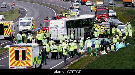 Der Eindeckerbus kollidierte mit dem landwirtschaftlichen Fahrzeug auf dem nordwärts gelegenen Abschnitt der A34 in der Nähe der Tothill-Dienste an der Grenze zwischen Hampshire und Berkshire, kurz nach 11:00 Uhr an diesem Morgen. Eine Hampshire Polizei Sprecherin sagte, dass die beiden Fahrzeuge dann in die südliche Fahrbahn der Kofferstraße zerschlagen. Sechs Menschen wurden verletzt, als ein Reisebus mit Rentnern mit einem Traktor kollidierte, teilte die Polizei mit. Stockfoto