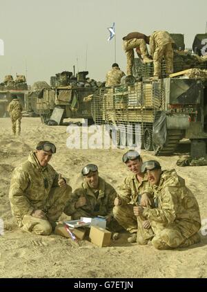 Von links: Pte's Robert Robertson (Fife), Ian Porteus (Dundee), Wayne Macky (Dundee) und Lee Beaton (Dundee) von der „A“-Firma The Black Watch eröffnen ihren Posten im irakischen Camp Dogwood. Stockfoto