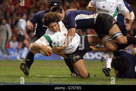 Der walisische Kapitän Colin Charvis kreuzt sich für seinen dritten Versuch der Nacht gegen Japan, beim Lloyds TSB Herbst-Serienspiel im Millennium Stadium, Cardiff. Stockfoto