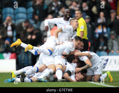 Fußball - Sky Bet Championship - Leeds United / Blackpool - Elland Road. Liam Cooper von Leeds United feiert mit seinen Teamkollegen das erste Tor gegen Blackpool Stockfoto