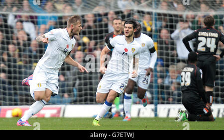 Fußball - Sky Bet Championship - Leeds United / Blackpool - Elland Road. Liam Cooper von Leeds United feiert das erste Tor gegen Blackpool Stockfoto