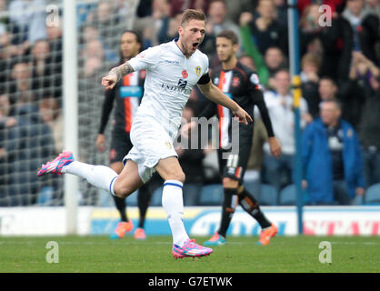 Fußball - Sky Bet Championship - Leeds United / Blackpool - Elland Road. Liam Cooper von Leeds United feiert das erste Tor gegen Blackpool Stockfoto