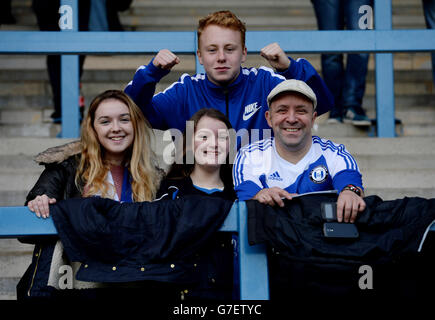 FC Halifax Town Fans auf den Tribünen während des Spiels der FA Cup First Round im Shay, Halifax. Stockfoto