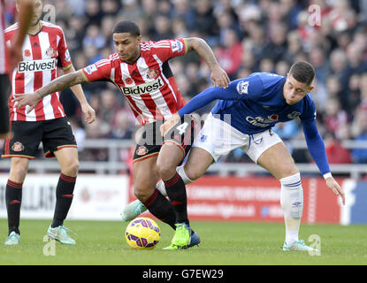 Evertons Ross Barkley (rechts) und Sunderlands Liam Bridcutt kämpfen während des Barclays Premier League-Spiels im Stadium of Light, Sunderland, um den Ball. DRÜCKEN Sie VERBANDSFOTO. Bilddatum: Sonntag, 9. November 2014. Siehe PA Geschichte FUSSBALL Sunderland. Bildnachweis sollte Owen Humphreys / PA Wire lesen. . . Stockfoto