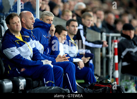 Fußball - Barclays Premier League - Swansea City / Arsenal - Liberty Stadium. Arsenal-Manager Arsene Wenger (links) sitzt auf der Bank Stockfoto