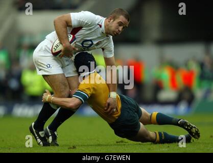 Rugby Union - England / Australien. Der Engländer Joe Worsley (links) wird vom Australier Elton Flatley während des Internationalen Spiels in Twickenham angegangen. Stockfoto