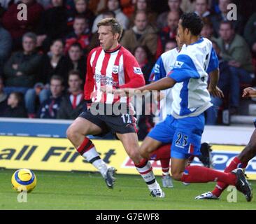 Southampton's anders Svensson (links) versucht, die Fitz Hall des Crystal Palace während des Barclays Premiership-Spiels im St. Mary's Stadium, Southampton, am Samstag, den 27. November 2004, zu vermeiden. Stockfoto