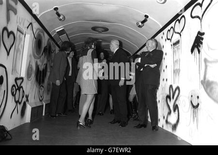 Alan Hardaker (r), Football League Secretary, beobachtet Tänzer beim Ausprobieren des Disco-Trainers des League Liner, dem neuen Luxuszug der League für Fußballfans, am Bahnhof Paddington Station. Dazu gehören Douglas Ellison, der Chief Passenger Marketing Manager des British Railways Board, in Partnerschaft mit Eileen Pryce, 27, aus Wimbledon. Der Zug bietet Unterkunft für 444 Passagiere und die erste Charter ist von Burnley, die nach Euston fährt. Stockfoto