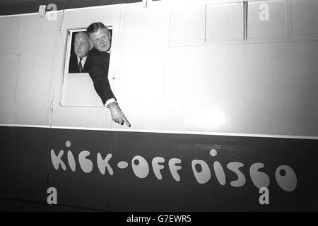 Fußball - Liga Liner - "Disco" Coach - Alan Hardaker - Paddington Station, London Stockfoto