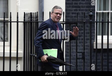 Der ehemalige Gouverneur von Florida Jeb Bush verlässt 11 Downing Street, London nach einem Treffen mit dem Schatzkanzler George Osborne. Stockfoto