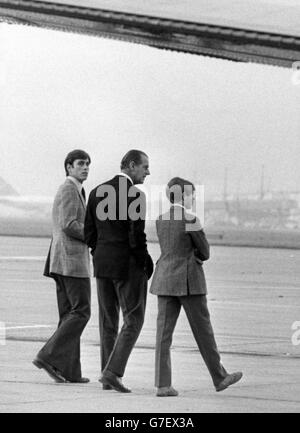 Die königlichen Brüder Prince Edward (r) und Prince Andrew treffen ihren Vater Prinz Philip von Brüssel aus am Flughafen London Heathrow. *Eingescannte Low-Res aus dem Druck, High-Res auf Anfrage* Stockfoto