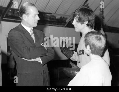 Der Herzog von Edinburgh, der drei Londoner Boys' Boxclubs besuchte, plaudert mit Michael Mowens, der seinen 12-jährigen Sohn Bradley im Fitzroy Lodge Amateur Boxing Club in Lambeth trainierte. *Eingescannte Low-Res aus dem Druck, High-Res auf Anfrage* Stockfoto