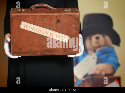 Kuratorin Hilary Young bereitet vor der Eröffnung VON „A Bear Called Paddington“ eine der Requisiten aus dem bevorstehenden Paddington-Film vor - einer kostenlosen Ausstellung, die am Freitag im Museum of London für die Öffentlichkeit zugänglich ist. Stockfoto