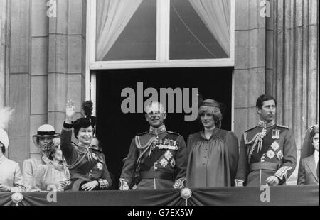 Die königliche Familie auf dem Balkon des Buckingham Palastes nach der Parade zur Geburtstagsparty der Königin. (l-r) Königin Elisabeth II., der Herzog von Edinburgh, Prinzessin Diana und Prinz Charles. Stockfoto