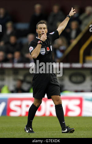 Fußball - Barclays Premier League - Burnley gegen Hull City - Turf Moor. Schiedsrichter Mark Clattenburg Stockfoto