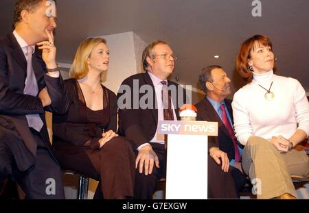 Das Sky News-Team (von links nach rechts:) Martin Stanford, Julie Etchingham, Adam Boulton, Jeremy Thompson und Kay Burley während des Charity-Quiz „Battle of the News Channels“, das von Alastair Campbell im Zentrum von London veranstaltet wurde, mit Teams von ITV News, BBC News und Sky News, Zur Unterstützung des Leukämie Research Fund und des Beslan Lifeline Appells. Stockfoto