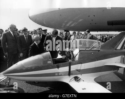 Auf der Farnborough Airshow brachte der Herzog von Edinburgh seine Söhne - Prinz Andrew (zweite links) und Prinz Edward (Mitte) - zum Lachen, als er auf diesen Midjet-Jet hinwies, der die Bede M J 98 wie ein 'Luftfahrtzeug' aussah. *Eingescannte Low-Res aus dem Druck, High-Res auf Anfrage* Stockfoto