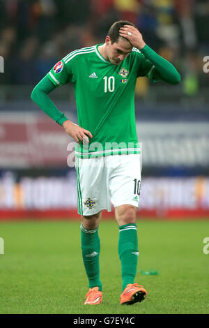 Kyle Lafferty aus Nordirland sieht nach dem Finalpfiff während der UEFA Euro 2016 Qualifikation in der Arena Nationala, Bukarest, deprimiert aus. Stockfoto